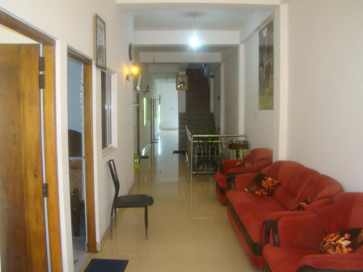 Down Town Hotel Ponnarankulama Exterior foto
