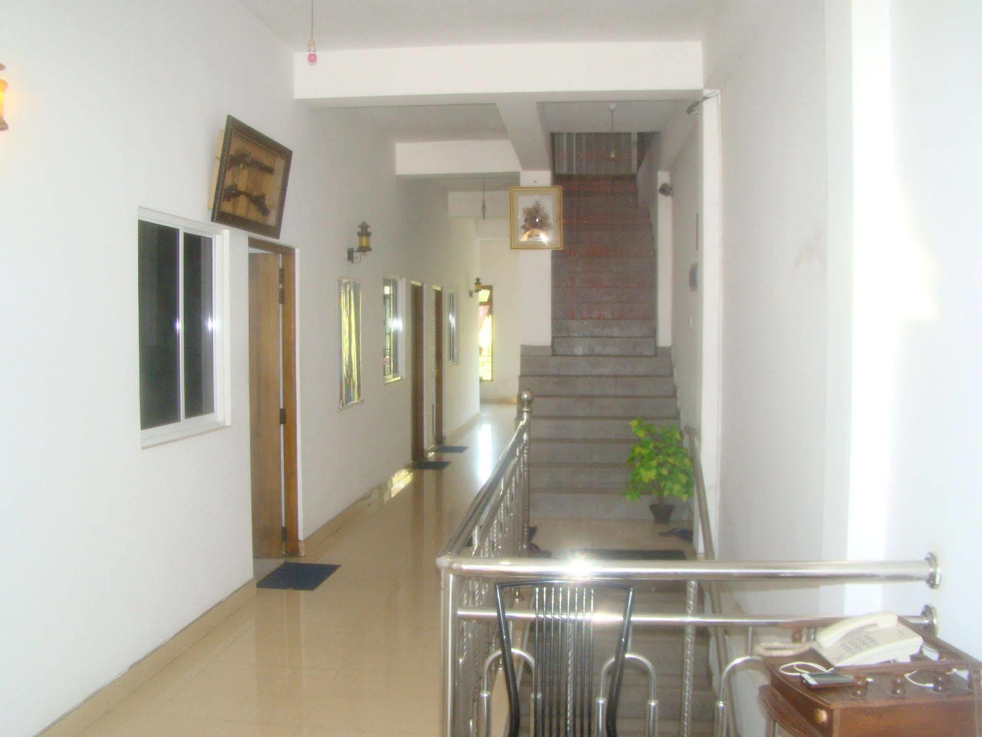 Down Town Hotel Ponnarankulama Exterior foto